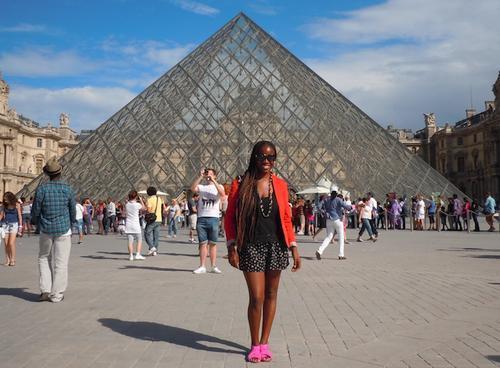 Jeta in front of the Louvre in Paris. (Photo: Siury Mercedes)
