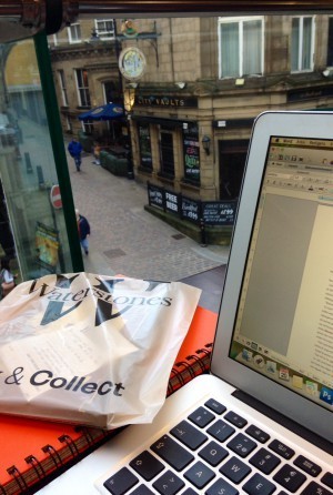 Här satt jag och drack earl grey, tjuvlyssnade, spanade och skrev.