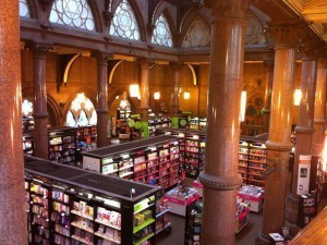 Bild jag hittade som visar bokhandeln lite bättre.