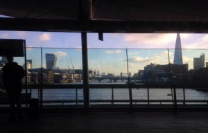 London svischar förbi. Om man kollar noga ser man London Bridge