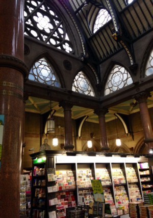 Fantastisk bokhandel i Bradford där jag satt och drack te och skrev
