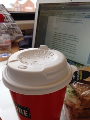 Äggmacka på tåget medan engelskt landskap susar förbi 