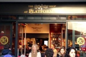 Vi åkte tåg från Kings Cross. Sär den berömde Harry Potter plattformen (inte) finns.