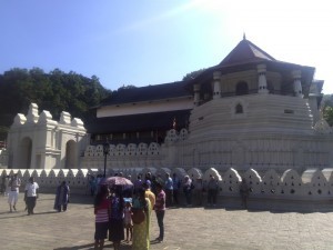 Temple of the Tooth Review - Getting the train from Kandy to Ella