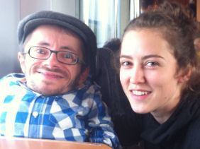 Reisegefährten: Auf der Fahrt von Berlin nach Leipzig nahm Raúl Krauthausen Debora Bleichner mit. Die Zeit im Zug vertrieben sie sich mit netten Unterhaltungen.