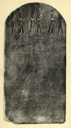 The photograph of the Merenptah Stele in Petrie's 1897 report, showing the difficulty of reading the hieroglyphs on the rough surface. Height: 3.2 m (currently in the Cairo Museum).