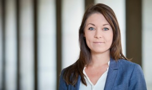 Miljöpartiet gruppledare Maria Ferm försöker förklara varför MP röstade nej till att riva upp FRA-lagen
