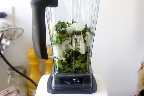 blending green sauce