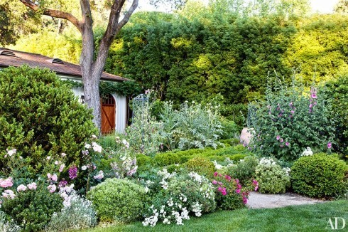 9-item6.rendition.slideshowHorizontal.miles-redd-designed-california-family-home-07-wm-490x326