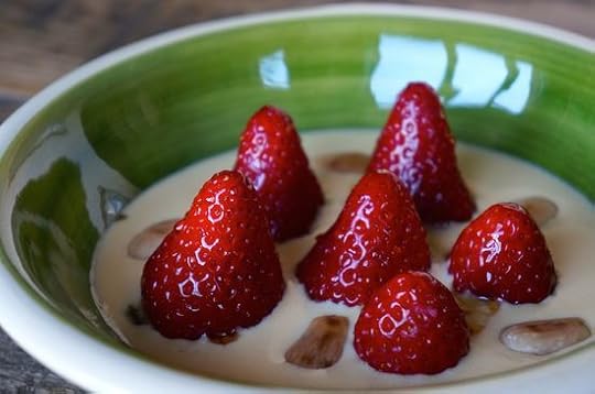 Fresas con crema de naranja y almendras