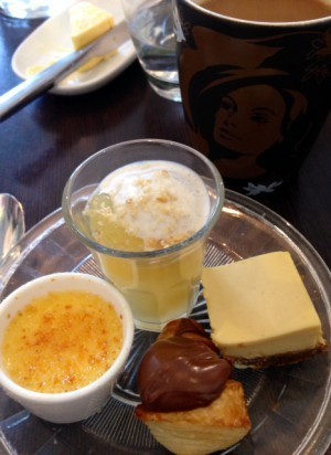 Creme Caramel, äppeldessert, pepparkakscheesecake och en lite mini-croissant med nutella. 