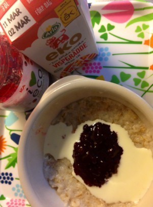 ... i all sin enkelhet, Havregrynsgröt, lingonsylt och en skvätt grädde.