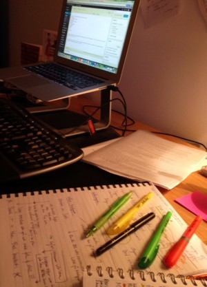 En dator, 40 sidor respons och ett A4 block + färgpennor är allt en kvinna behöver.