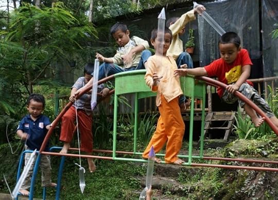 Murid sekolah alam memainkan roket buatan mereka