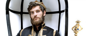 Alan-Powell-as-Jed-The-Song-king-on-throne-photo