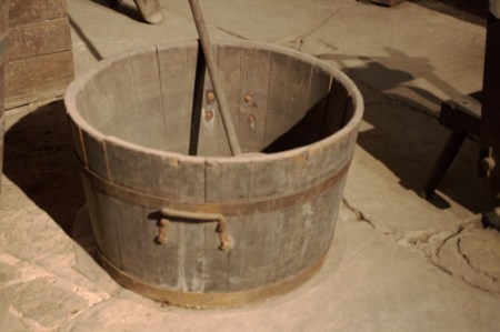 A+wooden+tub+_2a42ecbce969e7c71e558e7e47d71c59