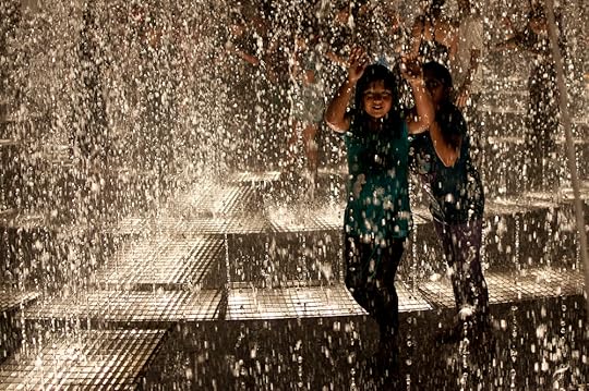 children playing in fountains in Parque de la reserva