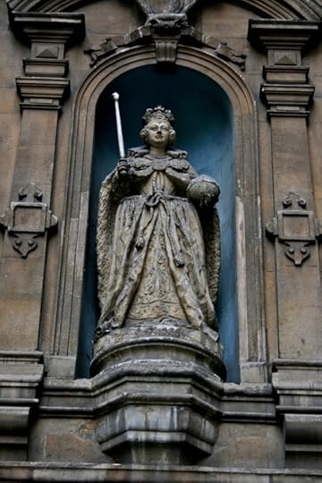 Statue_of_Queen_Elizabeth,_London_1