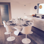 Prima c'erano due divani, una tv, una libreria. Una casa. Adesso solo un tavolo