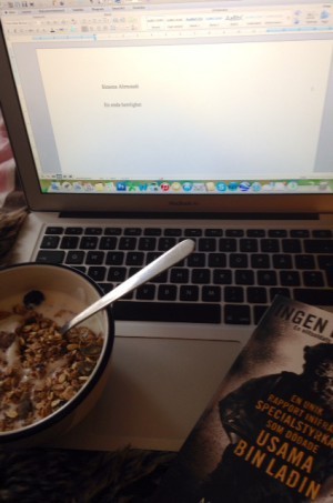 Yoghurt, bok och dator. Boken verkar riktigt bra, jag veeet, inte det man väntar sig av mig, men jag är sucker för såna böcker.