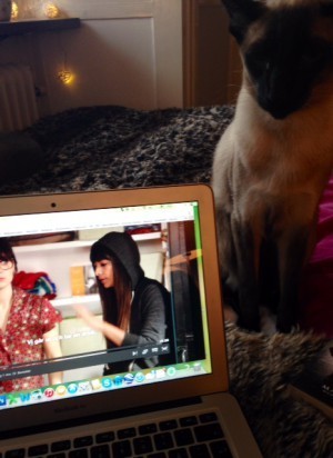 Hawkeye är KRÄNKT över att han inte får sitta framför skärmen.