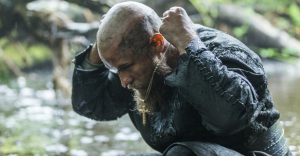 vikings_s3e6_gallery_ragnar dons cross