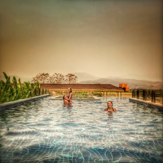 Three girls in a pool - Pai