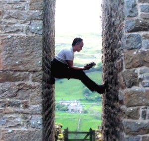 harry-between-houses (2)