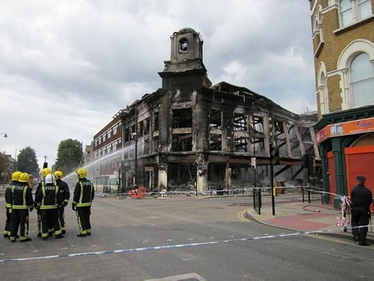 1024px-Carpetright_store_after_Tottenham_riots