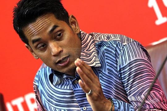 Ketua Pemuda Umno Khairy Jamaluddin berkata persoalan Tun Dr Mahathir Mohamad perlu dijawab supaya masalah tidak terus meruncing lagi. – Gambar fail The Malaysian Insider, 4 April, 2015.
