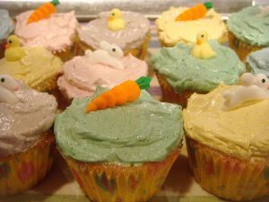 800px-Easter_cupcakes_topped_with_carrots,_bunnies,_and_ducks