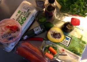 Lax, räkor, majo, ägg, gurka, koriander, mango, sallad, morot, rispapper. Och allt till dippsåsen.