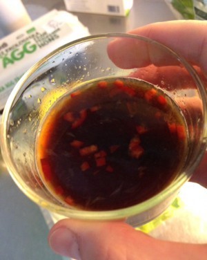 Fisksås, japansk soja, lime, honung och chili. Gott med vitlök också, men det kan jag inte äta längre (buhu)