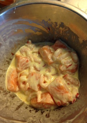 Tinad och skuren lax, räkor, majo, chili, ägg och salt.