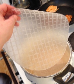 Risppapper i varmt vatten, en stund. Ta upp, försök få det att inte klibba ihop!