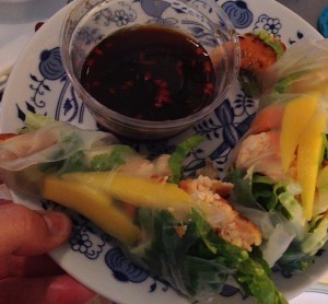 Glömde ta bild på hur jag rullade ihop, det här är de första, de gick sönder, men jag lärde mig snabbt! Fyra stycken blev en fantastisk lunch!