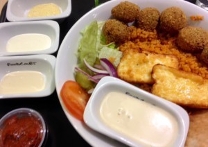 Vegetarisk bulgur- och falafelsallad med massa såser. Mums! (lunch med femtonåringen)