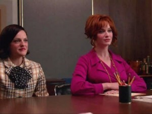 Peggy Olson (Elisabeth Moss) and Joan Harris (Christina Hendricks) in 