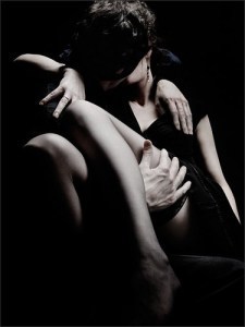 romance,black,and,white,kiss,love,couple,erotic-0e645b6970157827b190775e6e3817b3_h