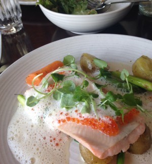 Fisk med smörstekta potatisar och forellromssås. Magiskt.