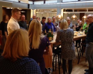 Marknadschefen håller tal.