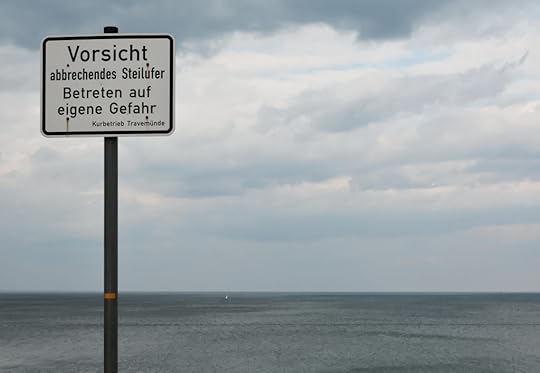 Warnschild an der Steilküste
