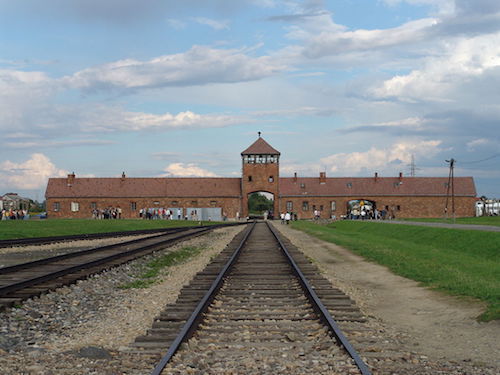 Birkenau_gate.JPG