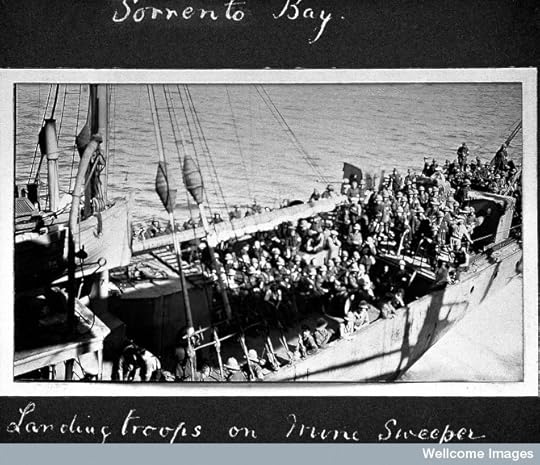 First World War: landing troops on mine sweeper. Photograph collection of Lieutenant Colonel G.J.S. Archer, RAMC. 9, album of photographs of No. 40 Field Ambulance at Gallipoli during the First World War. 1915. Wellcome Library, London. Wellcome Images. CC BY 4.0 via Wikimedia Commons.