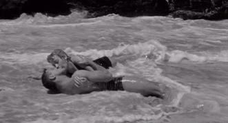 eGhxd20xMTI=_o_kissing-on-the-beach