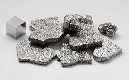 Iron_electrolytic_and_1cm3_cube.jpg
