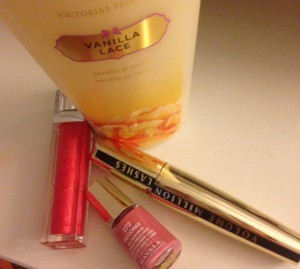 Det här rosa nagellacket passade mig sjukt bra. Läppglans från Dior och min favoritkräm från Victorias secret. Och nån vanlig mascara, köper olika varje gång.