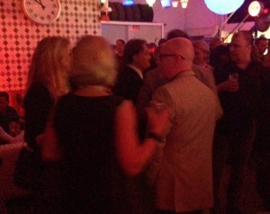 Varg till höger i bild