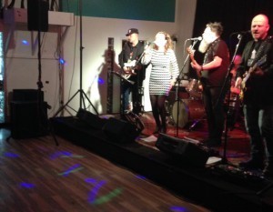 Susanne sjunger i bandet Keep it up