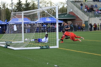 Tomi Ameobi scores for the Eddies as Minnesota keeper Mitch Hildebrandt scrambles in vain. PHOTO: TONY LEWIS/FC EDMONTON